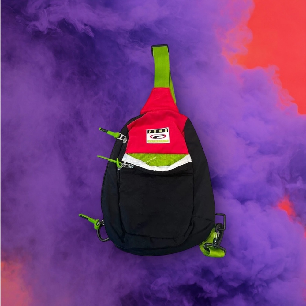 Women’s PUMA retro colors 80s-90s Vibe Crossbody Bag